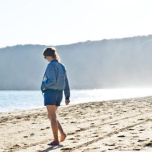 Une mannequin qui porte la veste Acerola bleue
