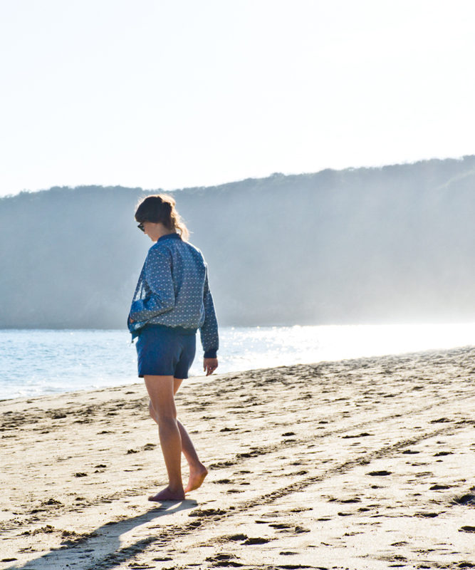 Une mannequin qui porte la veste Acerola bleue