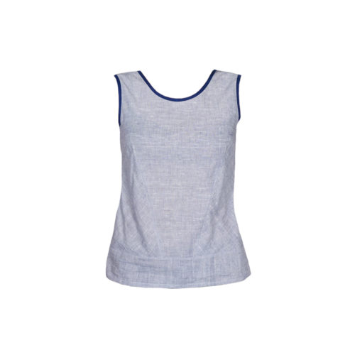 Haut Sapoti rayé tem pimenta sur fond blanc