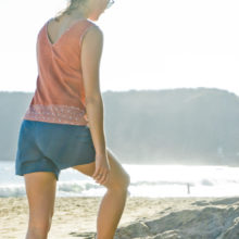 Mannequin de dos portant le haut Sapoti rouge