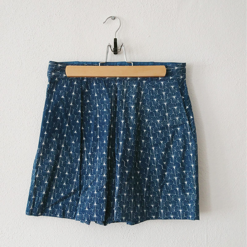 Short Buriti bleu sur fond blanc