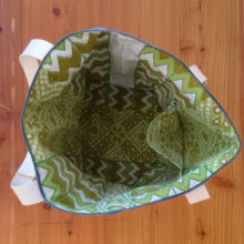 une vue de l'intérieur du sac à mains.