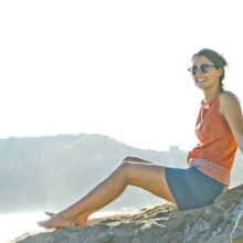 Mannequin tem pimenta pose assise sur un rocher