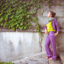 Mannequin posant avec des vêtements tem pimenta