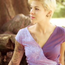 Mannequin posant avec la robe Mango violette de tem pimenta