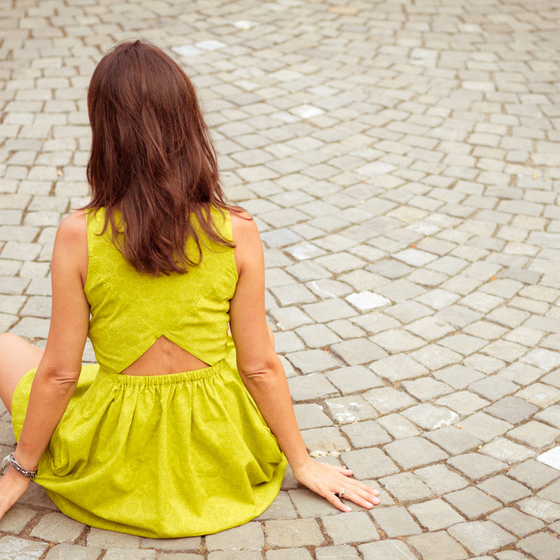 mannequin portant une robe tem pimenta verte de dos