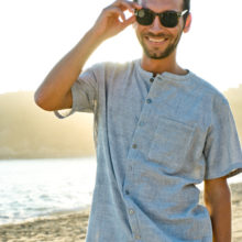 Mannequin avec lunettes de soleil qui porte la chemise Caju de tem pimenta