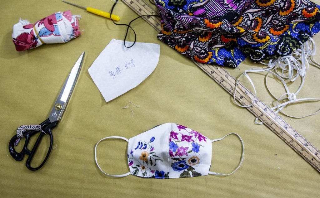 atelier de couture avec un masque artisanal