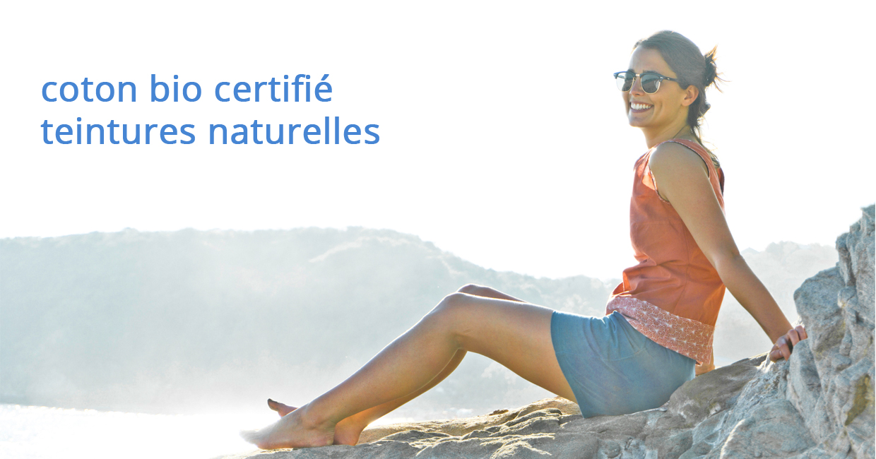 femme portant la one collection assise sur un rocher